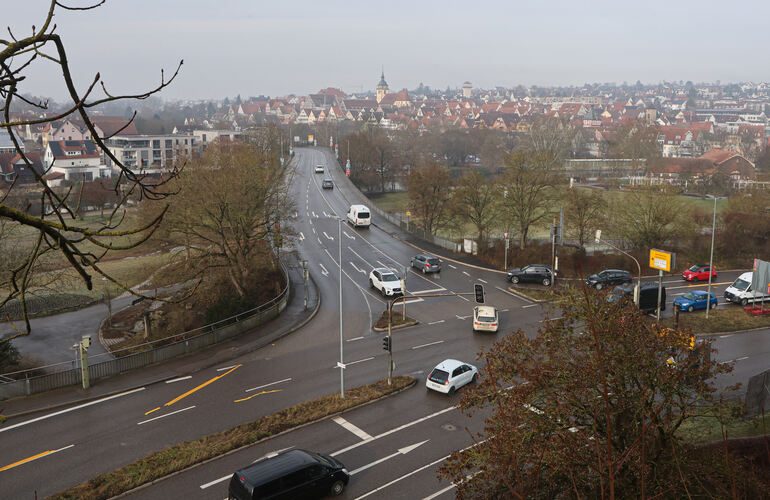 Rechtsabbieger auf die Auwiesenbrücke kommen sich oft mit den Linksabbiegern in die Quere, zudem gibt es häufig Rückstaus, die den Verkehr auf der B27 von Besigheim kommend behindern (rechter Bildrand).
