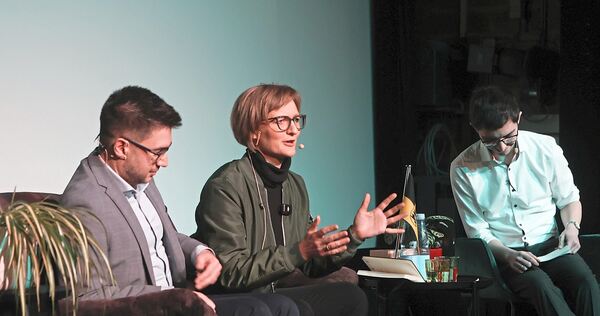 Die Grünen-Bundesvorsitzende Franziska Brantner und der Murrer Landtagsabgeordnete Tayfun Tok (links) im Gespräch mit Moderator Die Grünen-Bundesvorsitzende Franziska Brantner und der Murrer Landtagsabgeordnete Tayfun Tok (links) im Gespräch mit Moderator Daniel Christen.