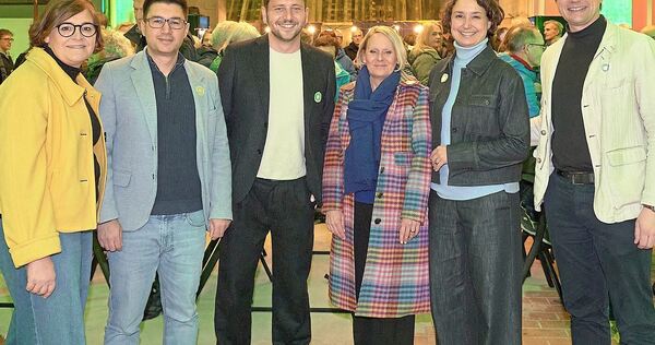 Beim Neujahrsempfang des Grünen-Kreisverbandes auf dem Franck-Areal (von links) die Landtagsabgeordneten Silke Gericke und Taifu Beim Neujahrsempfang des Grünen-Kreisverbandes auf dem Franck-Areal (von links) die Landtagsabgeordneten Silke Gericke und Taifun Tok, Bundesvorsitzender und MdB Felix Banaszak, Landtagskandidatin Meike Günter, Bundestagsabgeordnete Sandra Detzer und