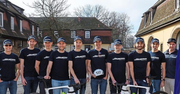 Das neuformierte Radteam (von links): Stefan Ruf (Team-Management) Marcel Cierpinsky (Fahrer) Luca Cais (Fahrer) Johannes Schmit Das neuformierte Radteam (von links): Stefan Ruf (Team-Management) Marcel Cierpinsky (Fahrer) Luca Cais (Fahrer) Johannes Schmitt (Fahrer) Tobias Kübler (Fahrer) Pascal Marggraff (Fahrer) Gregor Schumann (Sportlicher Leiter) Luca Klotz (Fahrer) Urs R