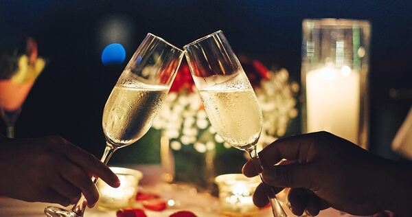 Ein Tisch für zwei Personen: Am liebsten isst man doch gemeinsam mit geliebten Menschen – nicht nur am Valentinstag. Ein Tisch für zwei Personen: Am liebsten isst man doch gemeinsam mit geliebten Menschen – nicht nur am Valentinstag.