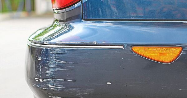 Vermutlich beim Ein- oder Ausparken wurde ein Mercedes beschädigt. Vermutlich beim Ein- oder Ausparken wurde ein Mercedes beschädigt.