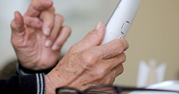 Mehrere Personen gaben sich als Polizeibeamte und Staatsanwälte aus, doch die Frau glaubte ihnen nicht. Mehrere Personen gaben sich als Polizeibeamte und Staatsanwälte aus, doch die Frau glaubte ihnen nicht.