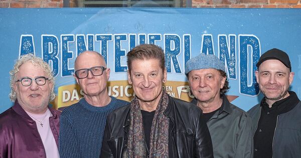 Fiebern hier noch der Stuttgarter Premiere entgegen: Co-Sänger Cherry Gehring, Keyboarder Matthias Ulmer, Frontmann Hartmut Engl Fiebern hier noch der Stuttgarter Premiere entgegen: Co-Sänger Cherry Gehring, Keyboarder Matthias Ulmer, Frontmann Hartmut Engler, Gitarrist Rudi Buttas, und Schlagzeuger Frank Dapper (von links) sind ein großer Teil der Kernbesetzung der Bietigheim