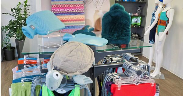 Wärmflaschen (auch in Schildkrötenform) und Schwimmausrüstung sind die beiden geschäftlichen Standbeine von Fashy. Wärmflaschen (auch in Schildkrötenform) und Schwimmausrüstung sind die beiden geschäftlichen Standbeine von Fashy.