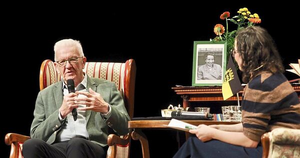 Winfried Kretschmann und Moderatorin Christina Häußler auf der Bühne der Marbacher Stadthalle. Winfried Kretschmann und Moderatorin Christina Häußler auf der Bühne der Marbacher Stadthalle.