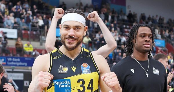 Voll motiviert: Gavin Schilling im Trikot der MHP-Riesen, neben ihm der verletzte Keeshawn Kellman. Voll motiviert: Gavin Schilling im Trikot der MHP-Riesen, neben ihm der verletzte Keeshawn Kellman.
