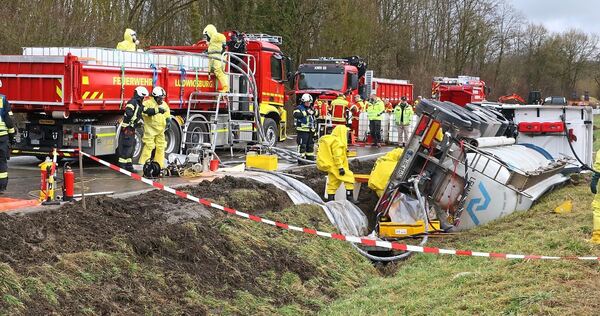 Ein Gefahrguttransporter ist bei Großbottwar umgekippt. Ein Gefahrguttransporter ist bei Großbottwar umgekippt.