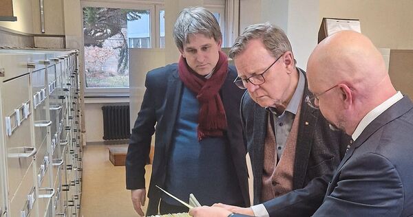 Die Zentrale Stelle hat rund 1,8 Millionen Karteikarten im Bestand. Der Vizepräsident des Bundestags, Bodo Ramelow (Linke), befü Die Zentrale Stelle hat rund 1,8 Millionen Karteikarten im Bestand. Der Vizepräsident des Bundestags, Bodo Ramelow (Linke), befürwortet eine umfassende Digitalisierung. Am Donnerstag informierte er sich mit seinem Büroleiter Jahn Fahlbusch (links) be