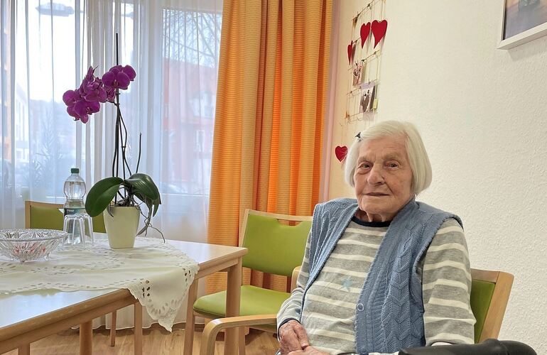 Die älteste Bewohnerin (97 Jahre) des Kleeblatt-Pfegeheims in Asperg erinnert sich noch ganz genau daran, wie sie ihren Mann ken Die älteste Bewohnerin (97 Jahre) des Kleeblatt-Pfegeheims in Asperg erinnert sich noch ganz genau daran, wie sie ihren Mann kennenlernte.