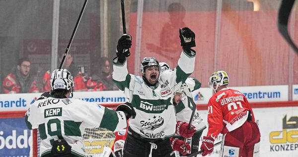 Dreifacher Steelers-Torschütze in Bad Nauheim: Marek Racuk bejubelt einen seiner Treffer. Brett Kemp (links) ist der erste Gratu Dreifacher Steelers-Torschütze in Bad Nauheim: Marek Racuk bejubelt einen seiner Treffer. Brett Kemp (links) ist der erste Gratulant.