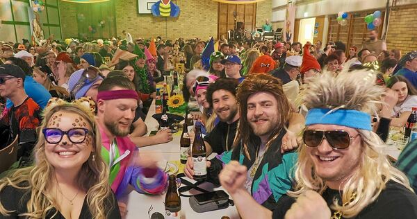 Gute Stimmung und bunte Kostüme beim Showfasching in Poppenweiler. Gute Stimmung und bunte Kostüme beim Showfasching in Poppenweiler.