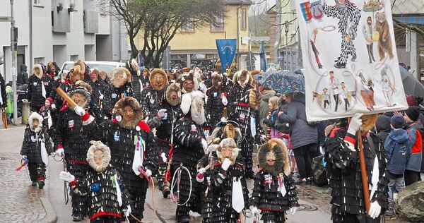 Unerschrocken unterwegs: Der Regen am Samstag kann den Urzeln selbstverständlich nichts anhaben. Unerschrocken unterwegs: Der Regen am Samstag kann den Urzeln selbstverständlich nichts anhaben.