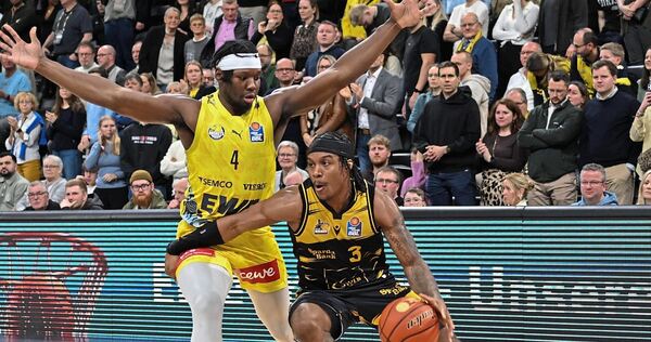 Kann das Spiel zu selten an sich reißen: Ludwigsburgs Stef Smith (rechts), hier im Duell mit Brain Fobbs. Kann das Spiel zu selten an sich reißen: Ludwigsburgs Stef Smith (rechts), hier im Duell mit Brain Fobbs.