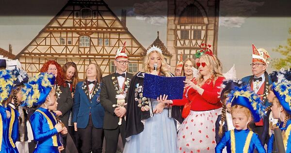 Faschingsprinzessin Ilaria I. aus Kalabrien trägt die Narrografen vor. Faschingsprinzessin Ilaria I. aus Kalabrien trägt die Narrografen vor.