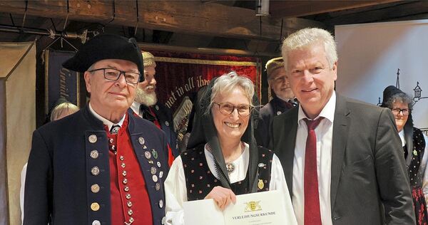 Oberbürgermeister Jürgen Kessing (rechts) überreichte Edith Vester die Landes-Ehrennadel samt Urkunde. Links: Ihr Ehemann Bodo V Oberbürgermeister Jürgen Kessing (rechts) überreichte Edith Vester die Landes-Ehrennadel samt Urkunde. Links: Ihr Ehemann Bodo Vester.
