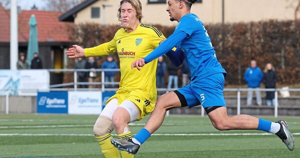 Stark begonnen hat der FC Marbach um Nick Petruzzelli (links) gegen Sami Hamza Germanen aus Bietigheim.Foto: Baumann Stark begonnen hat der FC Marbach um Nick Petruzzelli (links) gegen Sami Hamza Germanen aus Bietigheim.