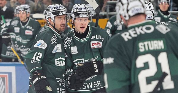 Brett Kemp (Mitte) nimmt nach einem Tor die Glückwünsche der Steelers-Kollegen entgegen. Pawel Dronia ist der erste Gratulant. Brett Kemp (Mitte) nimmt nach einem Tor die Glückwünsche der Steelers-Kollegen entgegen. Pawel Dronia ist der erste Gratulant.