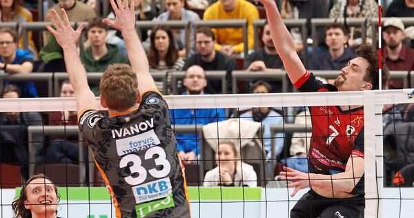 Alles versucht: Die Barock Volleys um Tim Köpfli (rechts) gegen Berlin.Foto: Baumann Alles versucht: Die Barock Volleys um Tim Köpfli (rechts) gegen Berlin.