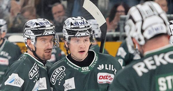 Brett Kemp (Mitte) nimmt nach einem Tot die Glückwünsche der Steelers-Kollegen entgegen. Pawel Dronia ist der erste Gratulant. Brett Kemp (Mitte) nimmt nach einem Tor die Glückwünsche der Steelers-Kollegen entgegen. Pawel Dronia ist der erste Gratulant.