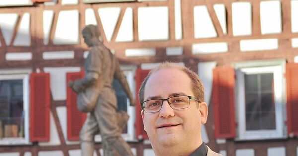 Paul Wien in der Altstadt von Großbottwar: Der 35-Jährige sitzt hier im Gemeinderat. Paul Wien in der Altstadt von Großbottwar: Der 35-Jährige sitzt hier im Gemeinderat.