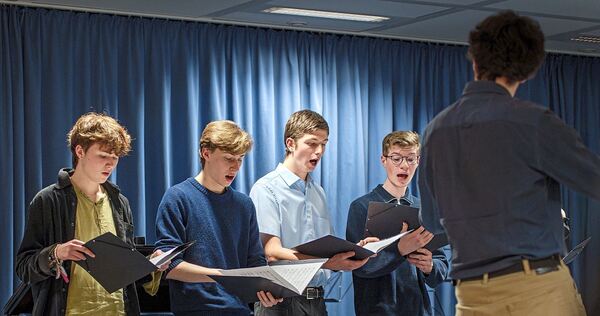 Bei dem Konzert singen Schüler Lieder, die aus der Zeit des Holocausts stammen. Bei dem Konzert singen Schüler Lieder, die aus der Zeit des Holocausts stammen.