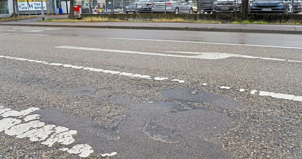 Auf der Matthesstraße, Ecke Riedstraße, in Besigheim hat der Frostwinter Spuren hinterlassen. Auf der Matthesstraße, Ecke Riedstraße, in Besigheim hat der Frostwinter Spuren hinterlassen.