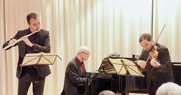 Rhetorisch aufgeladen und vital gestaltet: Kurator Holger Koch an der Violine, im Trio mit Nathanael Carré an der Querflöte und Rhetorisch aufgeladen und vital gestaltet: Kurator Holger Koch an der Violine, im Trio mit Nathanael Carré an der Querflöte und Kolja Lessing am Klavier.