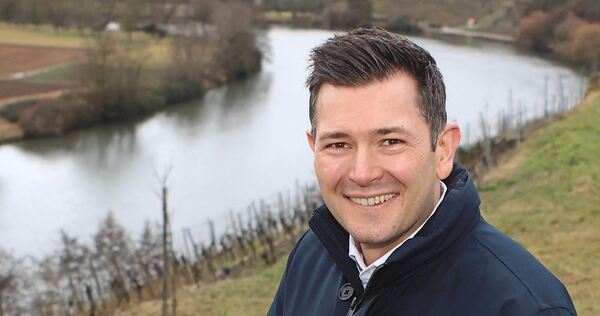 CDU-Generalsekretär Tobias Vogt auf der Kirchheimer Weinterrasse über dem Neckar: „Das ist für mich Heimat.“ CDU-Generalsekretär Tobias Vogt auf der Kirchheimer Weinterrasse über dem Neckar: „Das ist für mich Heimat.“