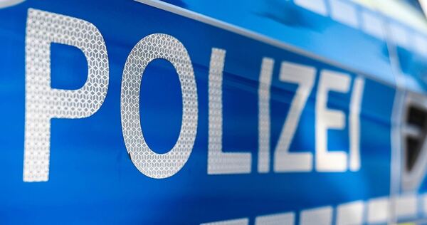 Mehrere Streifenwagenbesatzungen rückten am Donnerstag aus und nahmen den 39-Jährigen in Gewahrsam. Mehrere Streifenwagenbesatzungen rückten am Donnerstag aus und nahmen den 39-Jährigen in Gewahrsam.