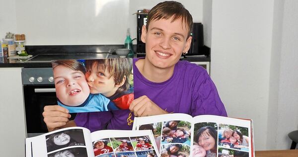 Marian Grau mit Bildern seines Bruders Marlon. Marian Grau mit Bildern seines Bruders Marlon.