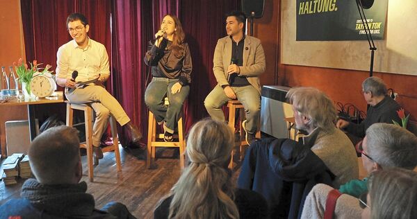 Politische Mittagspause: Tayfun Tok (rechts) und die frühere Grünen-Chefin Ricarda Lang stellen sich im Café Provinz den Fragen Politische Mittagspause: Tayfun Tok (rechts) und die frühere Grünen-Chefin Ricarda Lang stellen sich im Café Provinz den Fragen der Besucher.