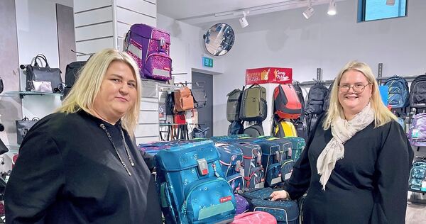 Sandra Hölzel (links) und ihre Tochter beraten Eltern beim Schulranzenkauf in ihrem Geschäft „Koffer und Tasche“ in Bietigheim-B Sandra Hölzel (links) und ihre Tochter beraten Eltern beim Schulranzenkauf in ihrem Geschäft „Koffer und Tasche“ in Bietigheim-Bissingen.