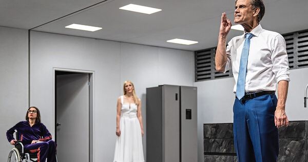 Szene aus dem Stück „Vor dem Ruhestand“: Therese Dörr (Clara), Katharina Hauter (Vera) und Matthias Leja (Rudolf Höller). Szene aus dem Stück „Vor dem Ruhestand“: Therese Dörr (Clara), Katharina Hauter (Vera) und Matthias Leja (Rudolf Höller).