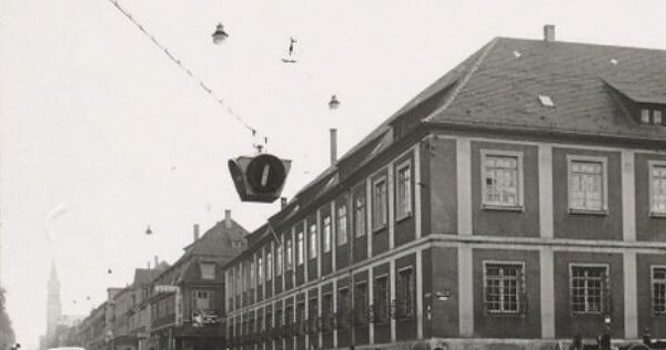 Ab Dezember 1950 hängt über der Sternkreuzung eine Heuer-Ampel und regelt den Verkehr. Ab Dezember 1950 hängt über der Sternkreuzung eine Heuer-Ampel und regelt den Verkehr.