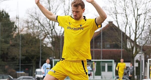 Dieses Mal nicht: Schwieberdingens Keeper Tim Wenzel ist vor Lionel Schmidt am Ball. Foto: Baumann Dieses Mal nicht: Schwieberdingens Keeper Tim Wenzel ist vor Lionel Schmidt am Ball.