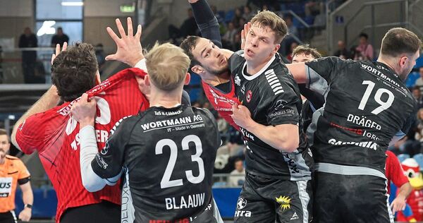 Kaum ein Durchkommen für Dominik Claus (rot, Mitte) und die SG BBM Bietigheim. Kaum ein Durchkommen für Dominik Claus (rot, Mitte) und die SG BBM Bietigheim.