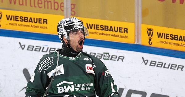 Nicht aufzuhalten: Marek Racuk erzielt in Weiden seinen nächsten Dreierpack. Foto: Baumann Nicht aufzuhalten: Marek Racuk erzielt in Weiden seinen nächsten Dreierpack.