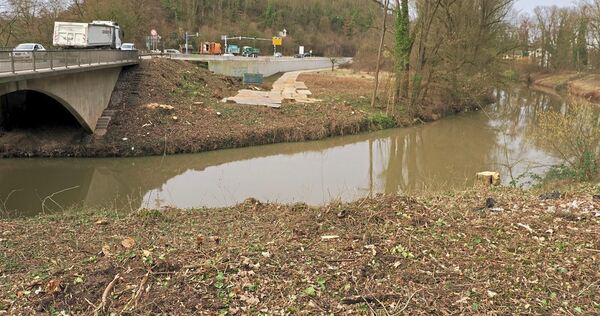 Bäume und Gebüsch sind am Murrufer bereits in Vorbereitung auf den Bau der neuen Brücke gefällt worden. Der Neubau soll im Somme Bäume und Gebüsch sind am Murrufer bereits in Vorbereitung auf den Bau der neuen Brücke gefällt worden. Der Neubau soll im Sommer beginnen und 75 Tage dauern.