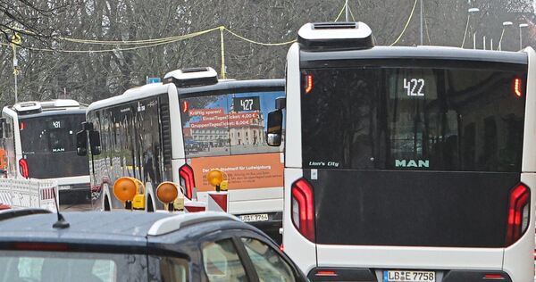 Wer pünktlich kommen will, sollte die Großbaustelle Sternkreuzung großräumig umfahren. Den Busfahrern bleibt keine andere Wahl, Wer pünktlich kommen will, sollte die Großbaustelle Sternkreuzung großräumig umfahren. Den Busfahrern bleibt keine andere Wahl, sie müssen mitten durch die Baustelle.