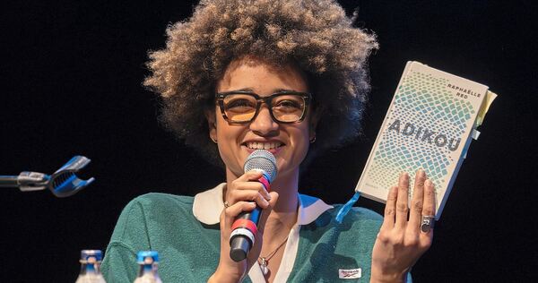 Ein dynamischer Prozess zwischen den Sprachen: Raphaëlle Red präsentiert ihr aktuelles Buch. Ein dynamischer Prozess zwischen den Sprachen: Raphaëlle Red präsentiert ihr aktuelles Buch.