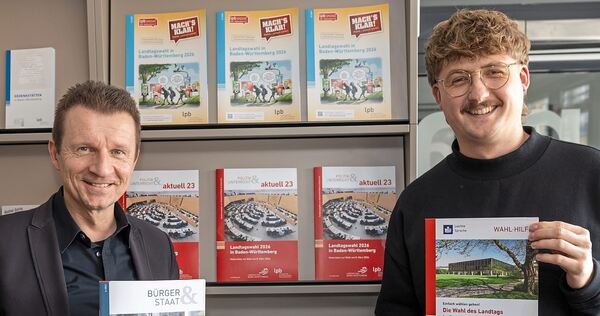 Als Teil der Landeszentrale für politische Bildung geben Thomas Franke und Nico Oesterwind (v.l.) ihr Bestes, besonders junge Me Als Teil der Landeszentrale für politische Bildung geben Thomas Franke und Nico Oesterwind (v.l.) ihr Bestes, besonders junge Menschen politisch zu bilden.