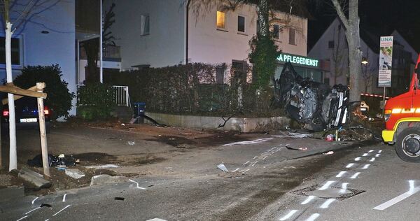 Zerstört: Der Wagen der getöteten Frauen wird vom S550 von G. mit 80 Stundenkilometern seitlich von der Fahrbahn geschleudert, s Zerstört: Der Wagen der getöteten Frauen wird vom S550 von G. mit 80 Stundenkilometern seitlich von der Fahrbahn geschleudert, streift den Baum vorn, trifft die Wand an der Ecke, dreht sich um beide Achsen und bleibt seitlich zwischen Wand und Baum h