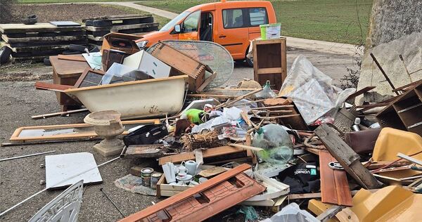 Von der Badewanne bis zu Farbeimern und Gartenstühlen:Müll in großen Mengen wurde auf dem Erdmannhäuser Häckselplatz abgeladen. Von der Badewanne bis zu Farbeimern und Gartenstühlen:Müll in großen Mengen wurde auf dem Erdmannhäuser Häckselplatz abgeladen.