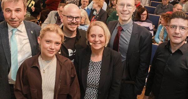 Im Wahlkampf Konkurrenten, fürs Gruppenbild vereint: Konrad Epple (CDU), Helena Herzig (FDP), Steve Burgstett (Linke), Meike Gün Im Wahlkampf Konkurrenten, fürs Gruppenbild vereint: Konrad Epple (CDU), Helena Herzig (FDP), Steve Burgstett (Linke), Meike Günter (Grüne), Torsten Liebig (SPD) und Nikolaos Boutakoglou (AfD).