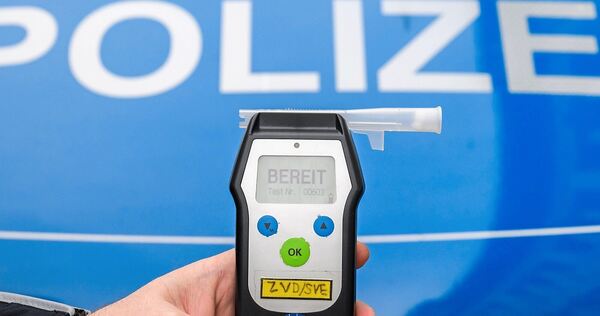Der Atemalkoholtest brachte einen Wert von 2,5 Promille zutage. Der Atemalkoholtest brachte einen Wert von 2,5 Promille zutage.