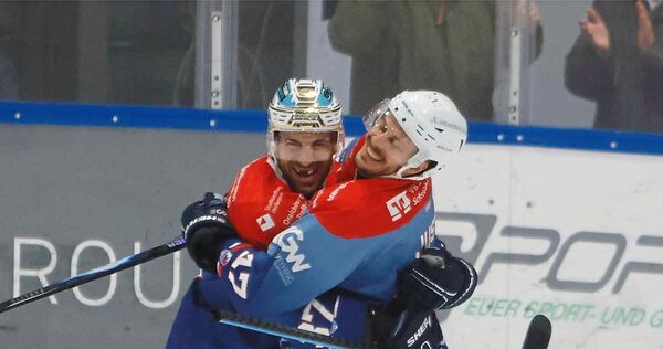 Zwei Falken-Routiniers selig vereint: Robin Just (rechts) und Freddy Cabana. Foto: Herbert Schmerbeck Zwei Falken-Routiniers selig vereint: Robin Just (rechts) und Freddy Cabana.