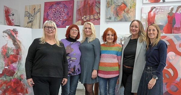 Galerie-Leiterin Gerda Gabriel (von links) mit den Künstlerinnen Veronika Lausecker-Hoffmann, Yvonne Gabriel, Renate Leidner, Sa Galerie-Leiterin Gerda Gabriel (von links) mit den Künstlerinnen Veronika Lausecker-Hoffmann, Yvonne Gabriel, Renate Leidner, Sandra Fanti und Isabel Rader.