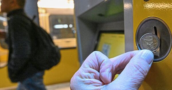 Die Fahrgastzahlen in Bussen und Bahnen steigen weiter – die Preise für die Fahrscheine allerdings auch. Die Fahrgastzahlen in Bussen und Bahnen steigen weiter – die Preise für die Fahrscheine allerdings auch.