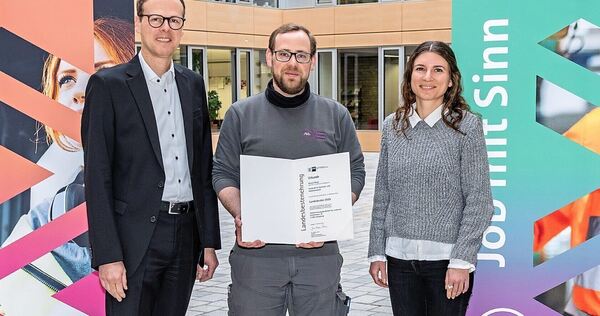 AVL-Geschäftsführer Tilman Hepperle (links) und AVL-Ausbilderin Melanie Degener (rechts) gratulieren Manuel Mergl zum Titel: „La AVL-Geschäftsführer Tilman Hepperle (links) und AVL-Ausbilderin Melanie Degener (rechts) gratulieren Manuel Mergl zum Titel: „Landesbester Auszubildender“.
